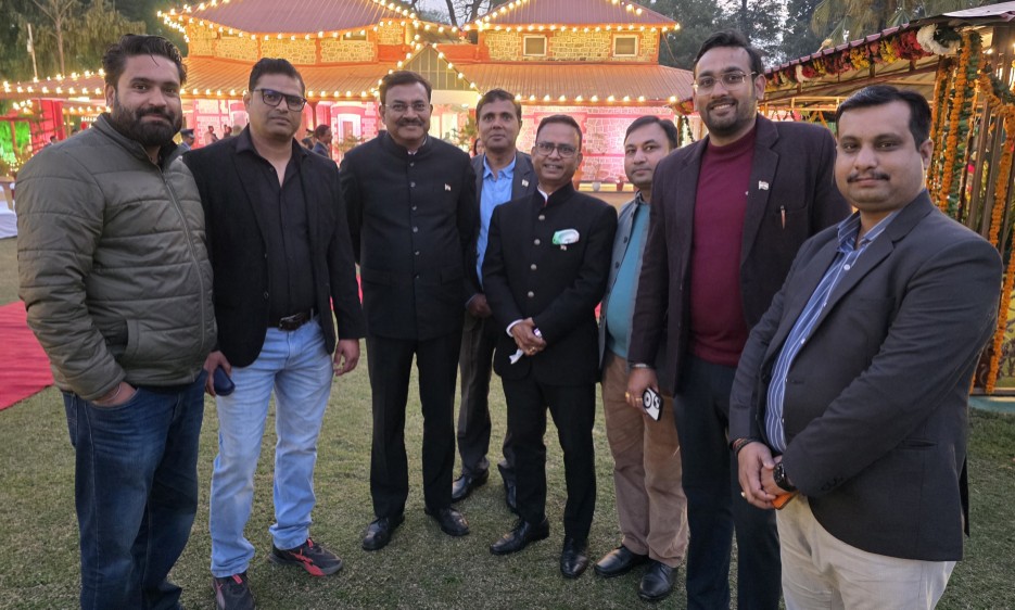 मुख्य सचिव उत्तराखंड आनंद वर्धन अपर मुख्य सचिव आरके सुधांशु के साथ पत्रकार राम अनुज